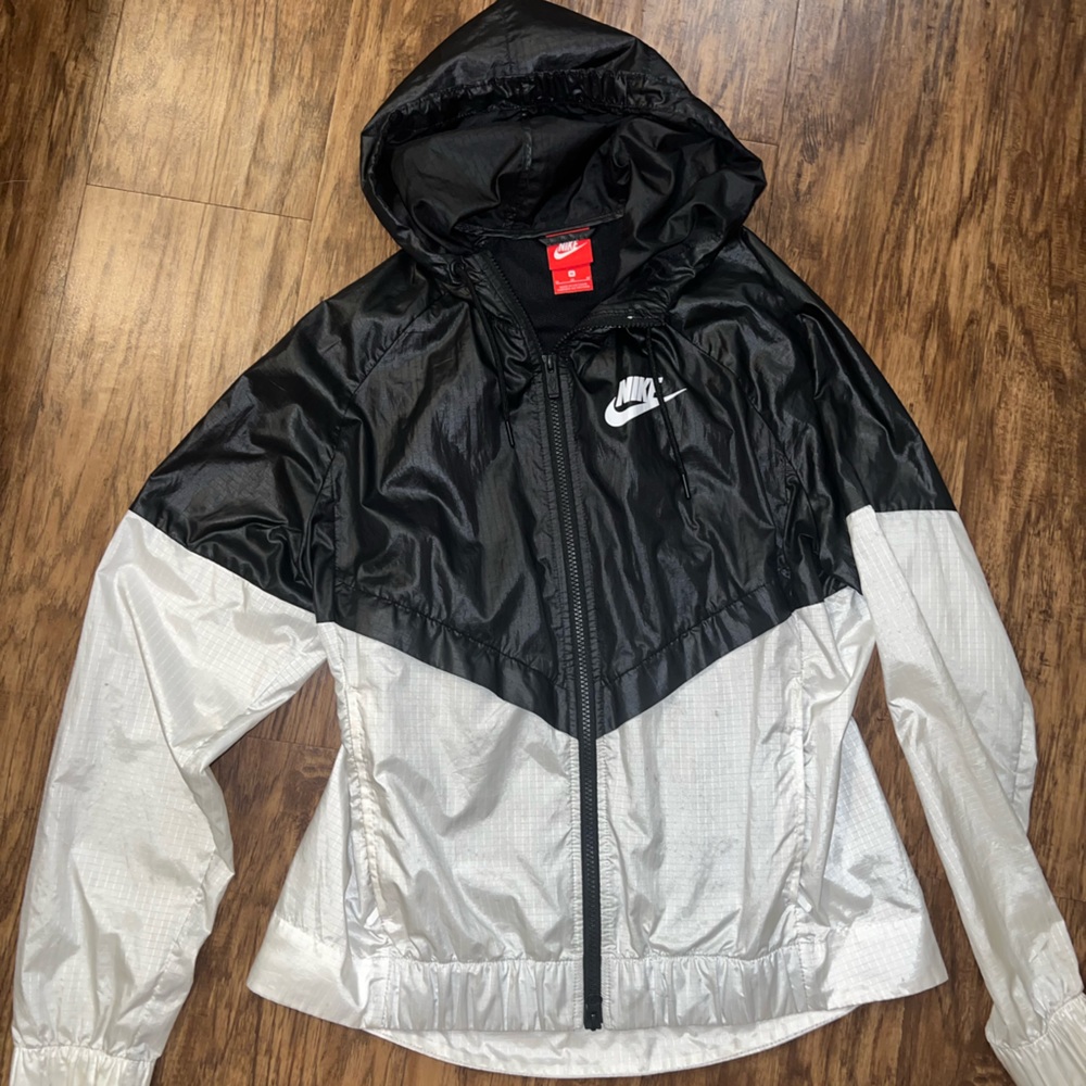 nike black&white jacket 🖤💚
